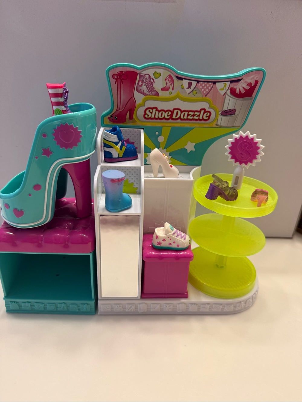 Shopkins mixed lot of 7 figures and Shoe Dazzle accessory - Picture 2 of 6